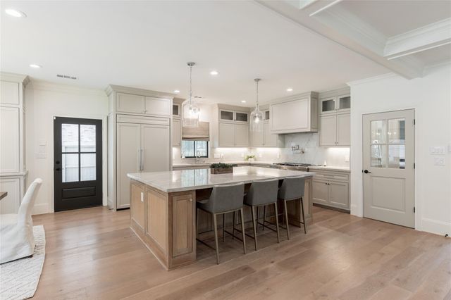 25 Woodsborough Circle, Spring Valley Village, TX 77055