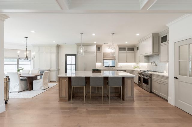 25 Woodsborough Circle, Spring Valley Village, TX 77055