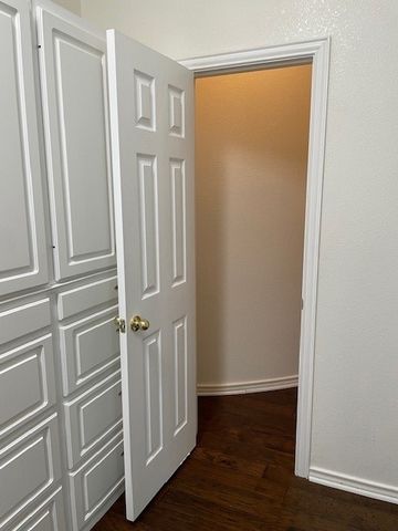 9705 Raven Lane, Irving, TX 75063