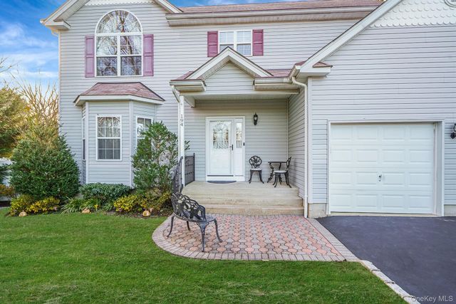 194 Oxhead Road, Centereach, NY 11720