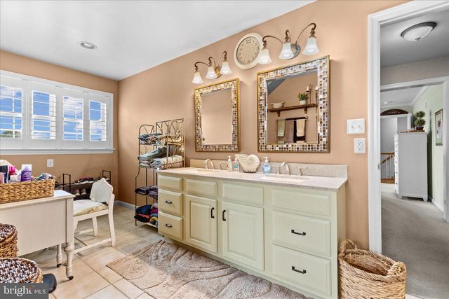 130 JULIA LN, Manheim, PA 17545