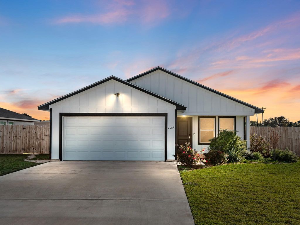 729 Flycatcher Drive, Palacios, TX 77465