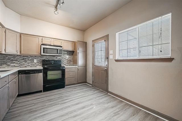 8310 Wild Rose St Street 16C, Houston, TX 77083