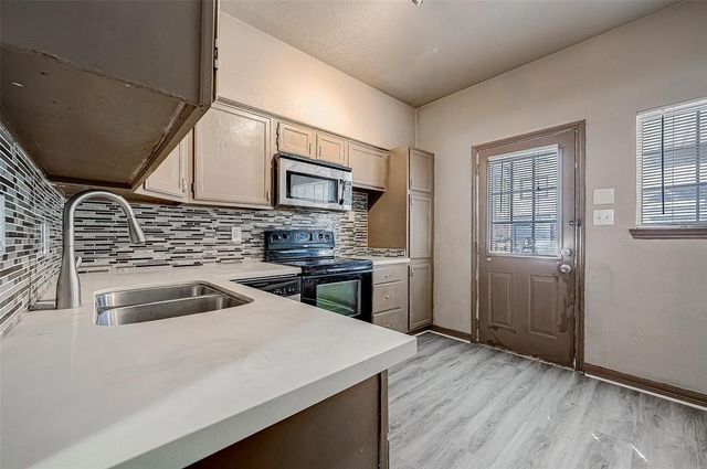 8310 Wild Rose St Street 16C, Houston, TX 77083