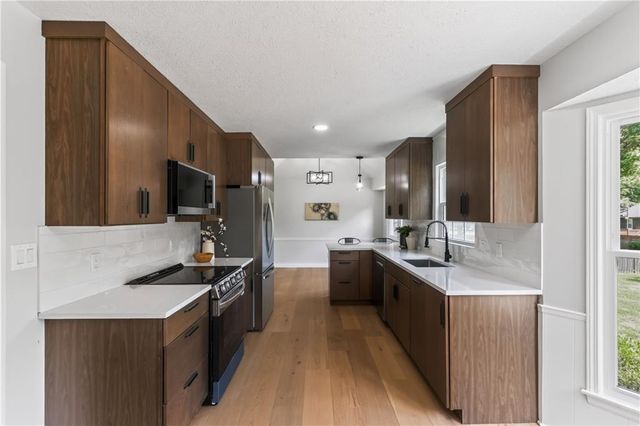 10505 Belinder Road, Leawood, KS 66206
