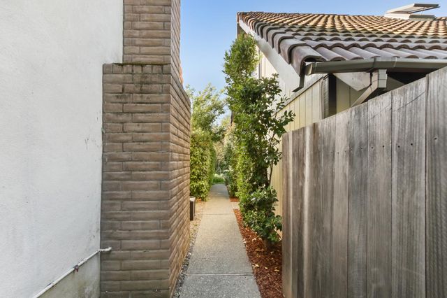 2406 Overhill Ln, Davis, CA 95616