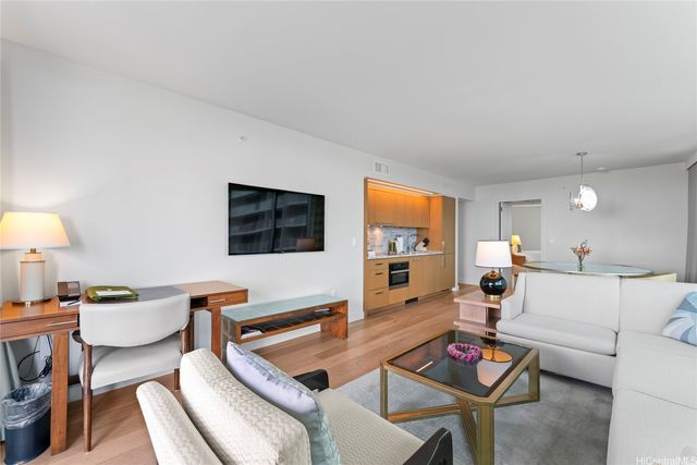 383 Kalaimoku Street 1916, Honolulu, HI 96815