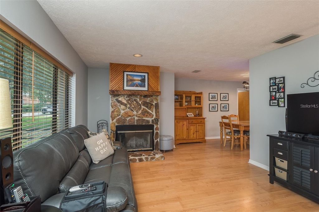 Image 5 of property listing at 18619 YOCAM AVENUE, Lutz, FL 33549