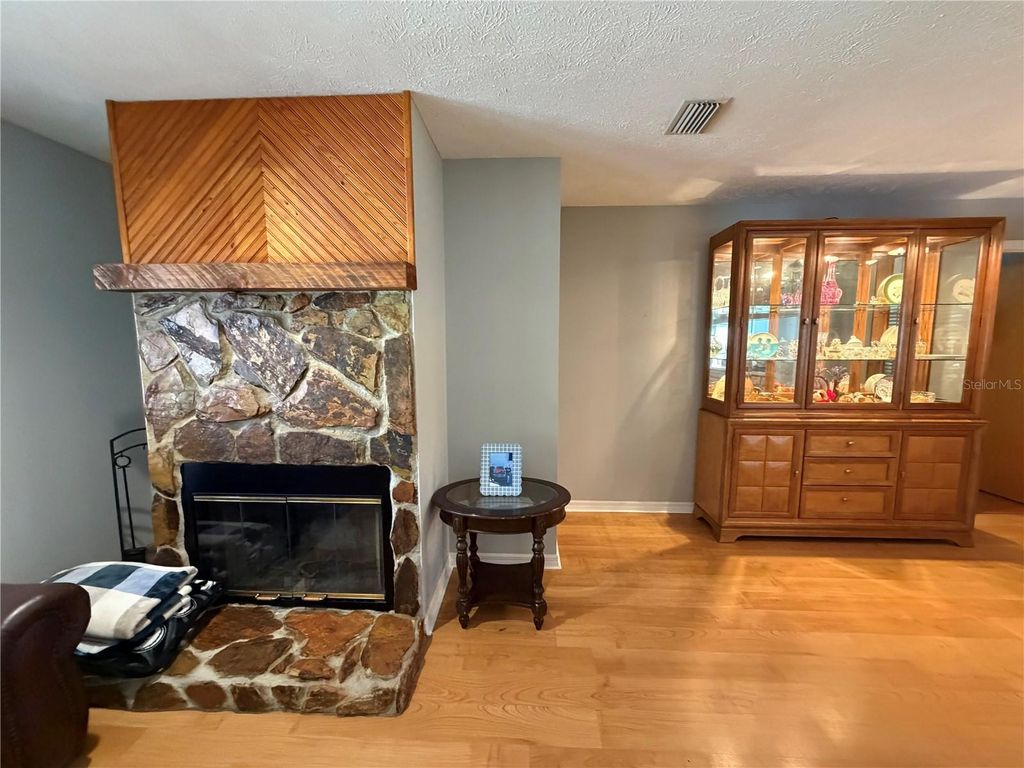 Image 7 of property listing at 18619 YOCAM AVENUE, Lutz, FL 33549