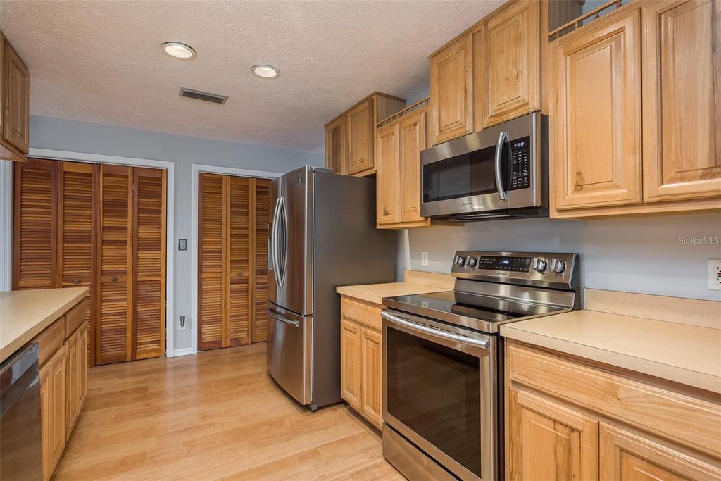 Image 10 of property listing at 18619 YOCAM AVENUE, Lutz, FL 33549