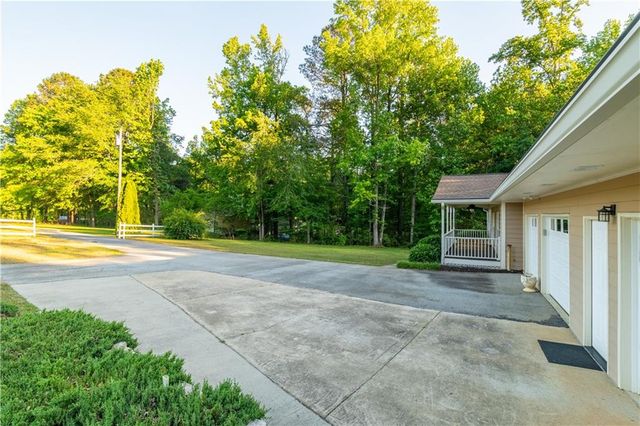 1633 Cole Creek Rd, Dallas, GA 30157