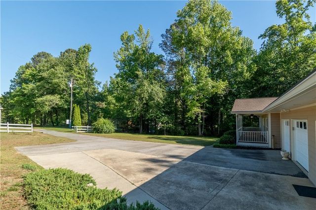 1633 Cole Creek Rd, Dallas, GA 30157