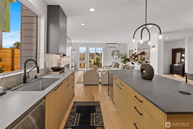 2558 30th Avenue W, Seattle, WA 98199