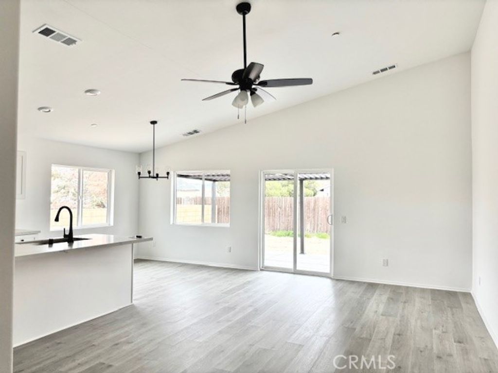 Image 11 of property listing at 14765 Aberdeen, Helendale, CA 92342