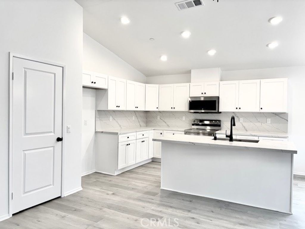 Image 6 of property listing at 14765 Aberdeen, Helendale, CA 92342