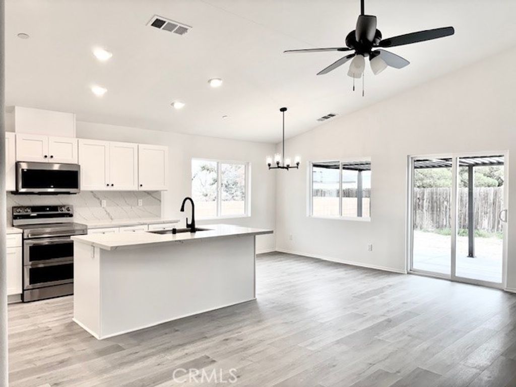 Image 8 of property listing at 14765 Aberdeen, Helendale, CA 92342