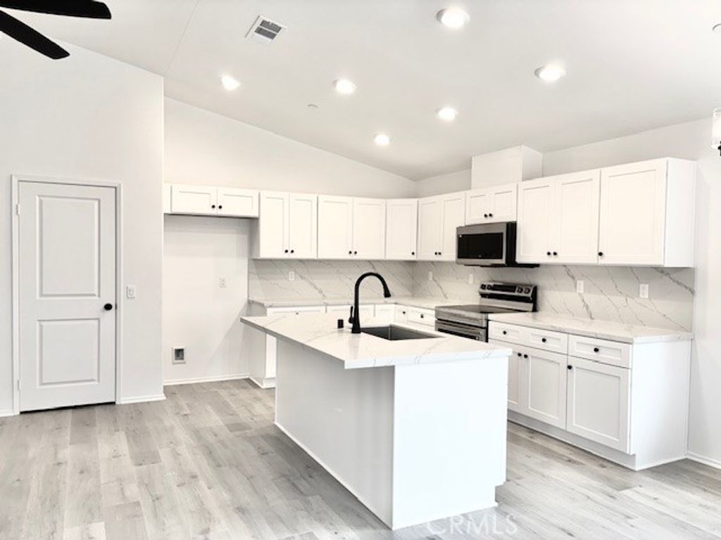 Image 9 of property listing at 14765 Aberdeen, Helendale, CA 92342