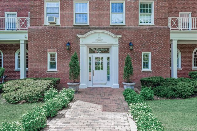 90 Knightsbridge Road 3N, Great Neck, NY 11021