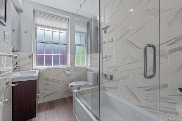 90 Knightsbridge Road 3N, Great Neck, NY 11021