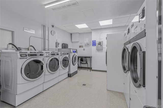 90 Knightsbridge Road 3N, Great Neck, NY 11021