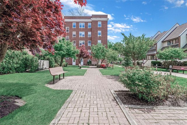 90 Knightsbridge Road 3N, Great Neck, NY 11021