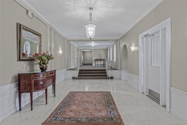 90 Knightsbridge Road 3N, Great Neck, NY 11021