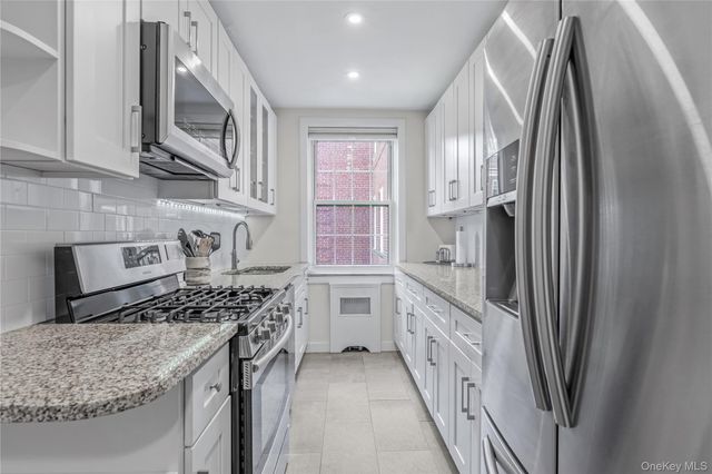 90 Knightsbridge Road 3N, Great Neck, NY 11021