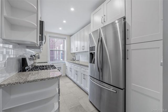 90 Knightsbridge Road 3N, Great Neck, NY 11021