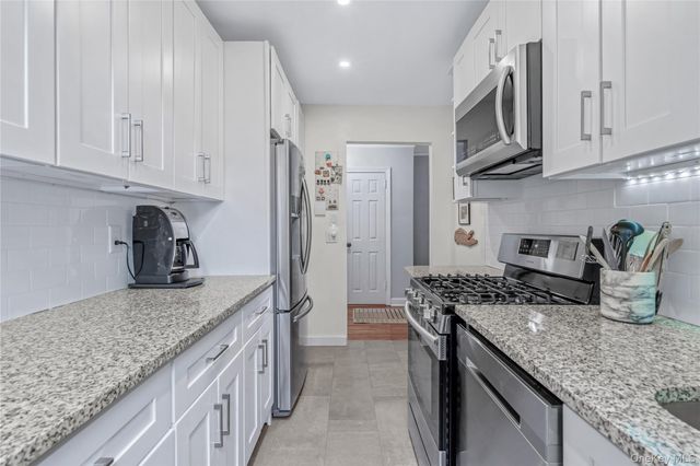 90 Knightsbridge Road 3N, Great Neck, NY 11021