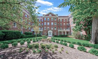 90 Knightsbridge Road 3N, Great Neck, NY 11021