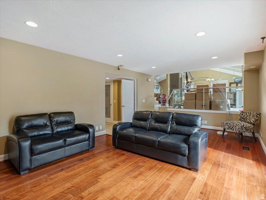 Image 11 of property listing at 3376 E MAGIC VIEW DR, Cottonwood Heights, UT 84121