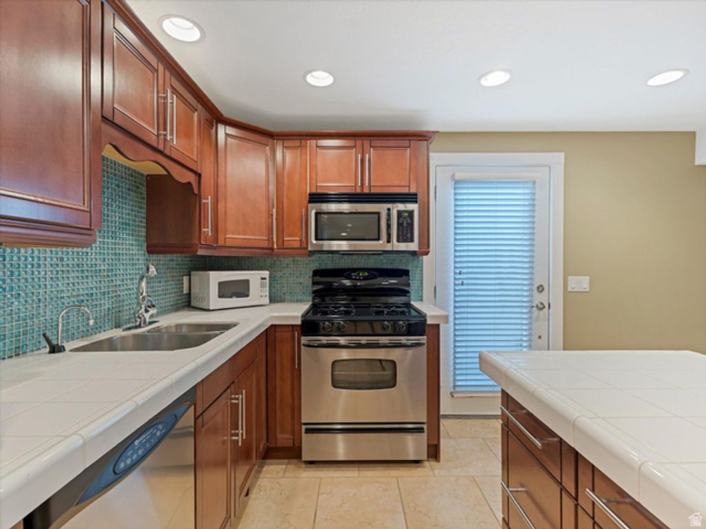 Image 20 of property listing at 3376 E MAGIC VIEW DR, Cottonwood Heights, UT 84121