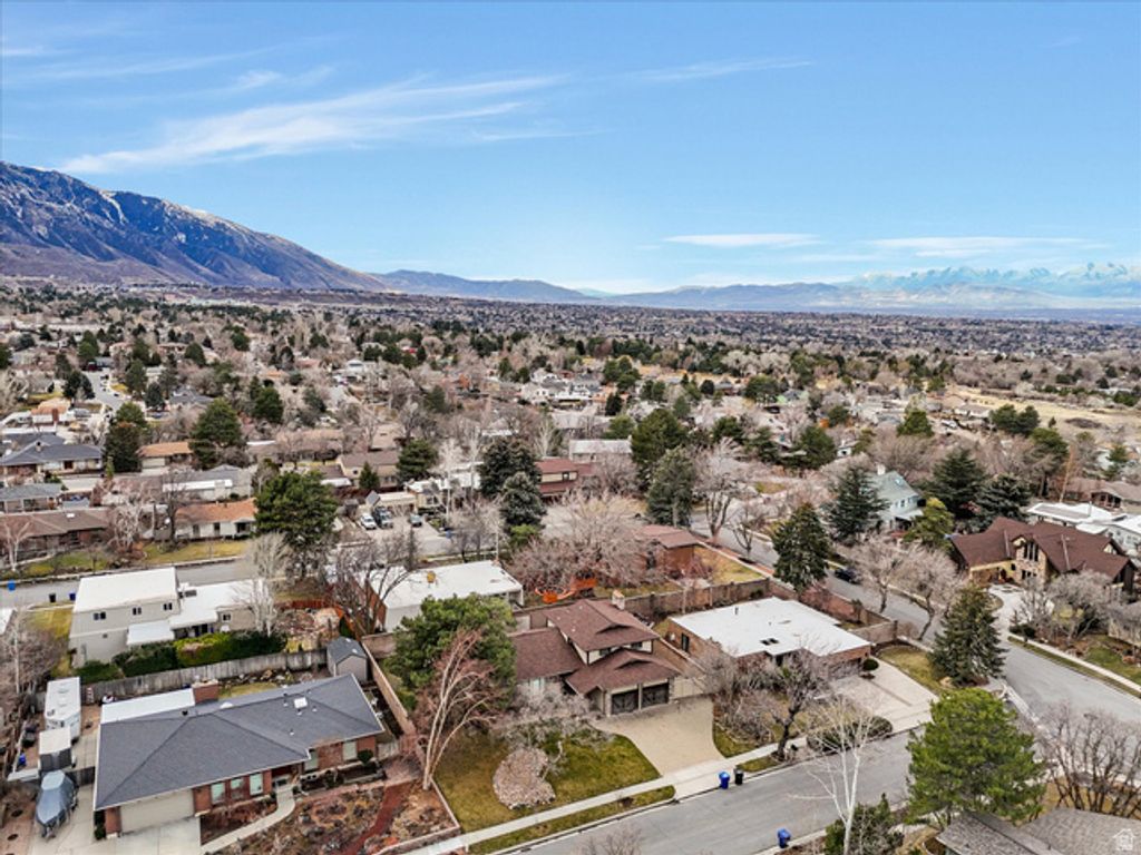 Image 3 of property listing at 3376 E MAGIC VIEW DR, Cottonwood Heights, UT 84121