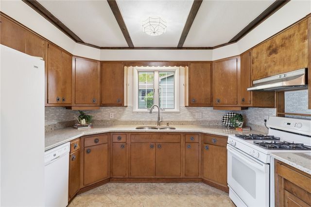 10 Fox Chapel Road, Henrietta, NY 14534