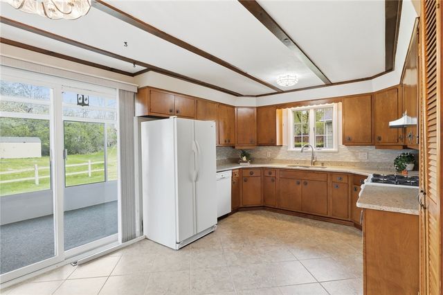 10 Fox Chapel Road, Henrietta, NY 14534