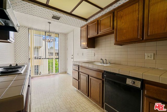 750 S Spaulding Avenue 305, Los Angeles, CA 90036