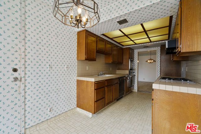 750 S Spaulding Avenue 305, Los Angeles, CA 90036