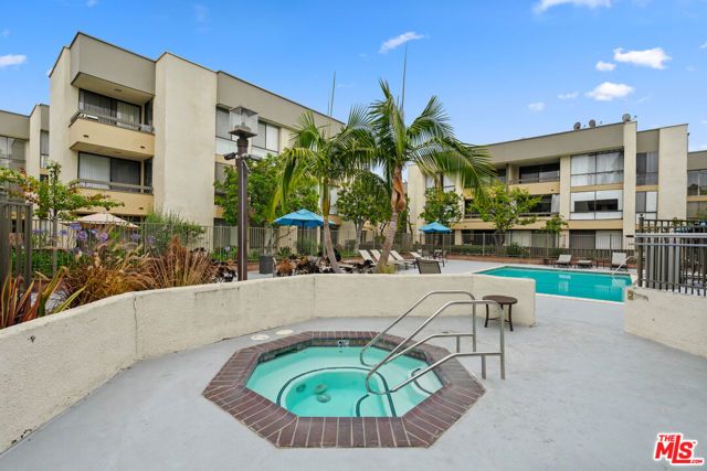 750 S Spaulding Avenue 305, Los Angeles, CA 90036