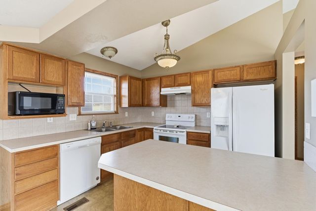 752 E Greenwood Ct, Haysville, KS 67060