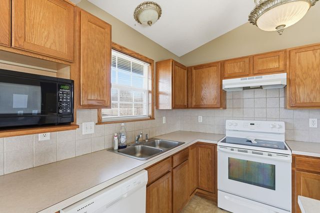 752 E Greenwood Ct, Haysville, KS 67060