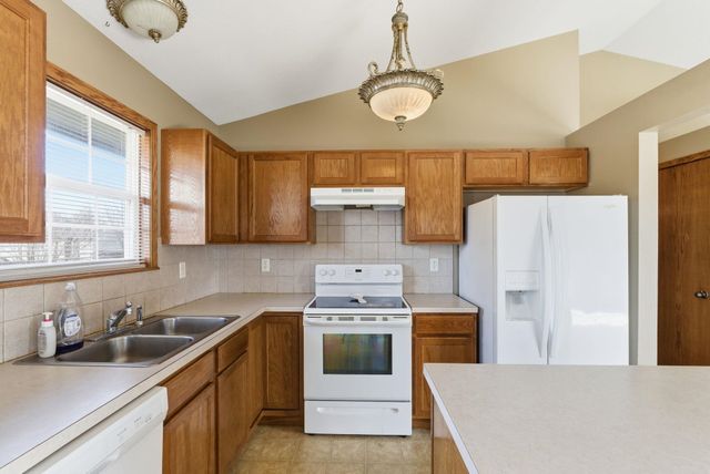 752 E Greenwood Ct, Haysville, KS 67060