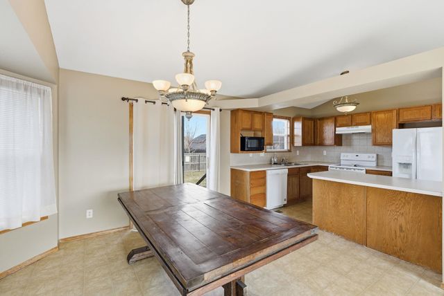 752 E Greenwood Ct, Haysville, KS 67060