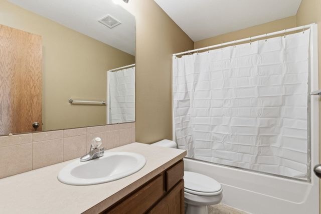 752 E Greenwood Ct, Haysville, KS 67060