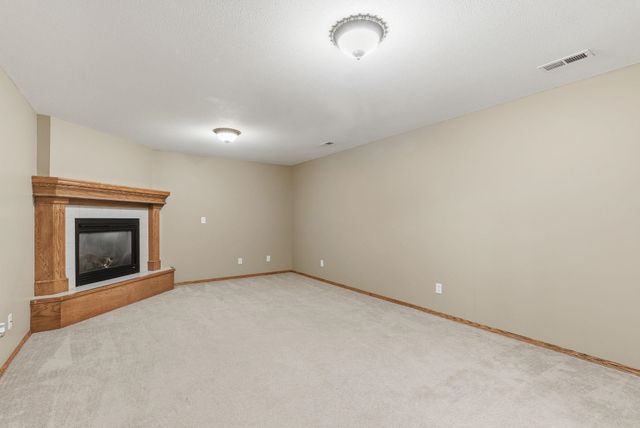 752 E Greenwood Ct, Haysville, KS 67060