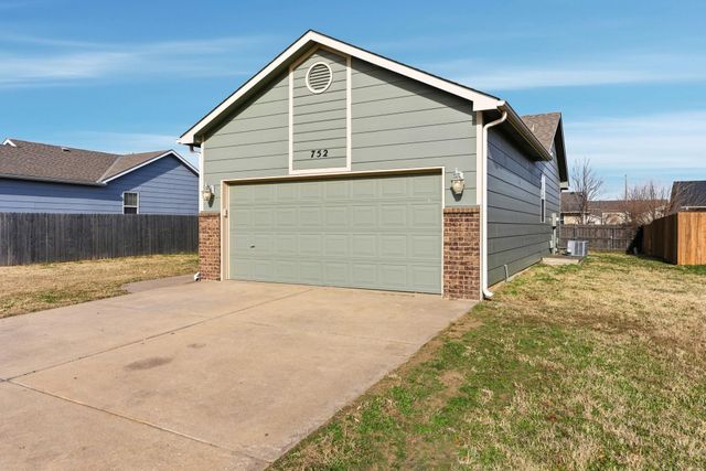 752 E Greenwood Ct, Haysville, KS 67060