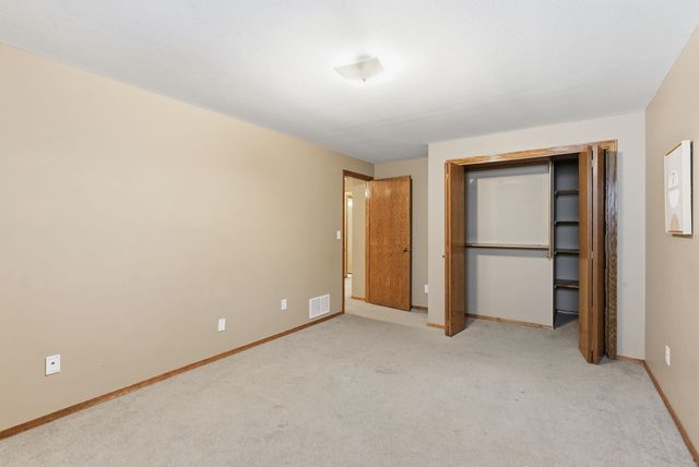 752 E Greenwood Ct, Haysville, KS 67060