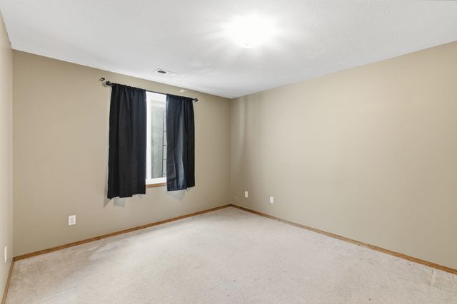 752 E Greenwood Ct, Haysville, KS 67060