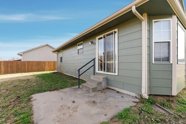 752 E Greenwood Ct, Haysville, KS 67060