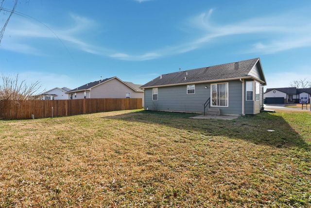 752 E Greenwood Ct, Haysville, KS 67060