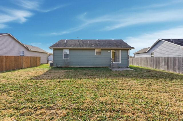 752 E Greenwood Ct, Haysville, KS 67060